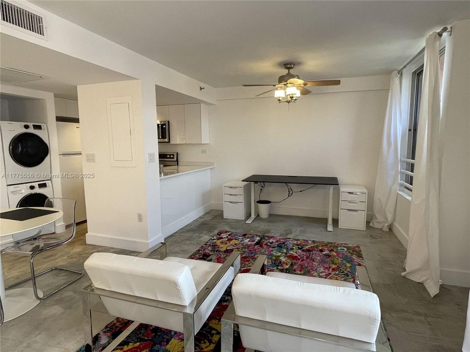 Active With Contract: $410,000 (1 beds, 1 baths, 607 Square Feet)