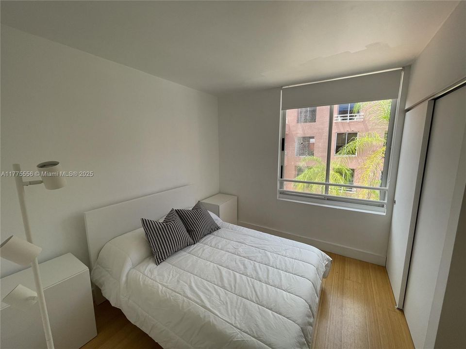 Active With Contract: $410,000 (1 beds, 1 baths, 607 Square Feet)