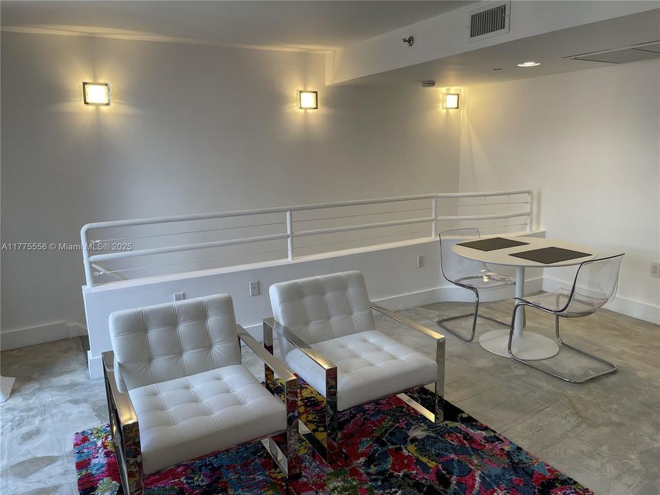 Active With Contract: $410,000 (1 beds, 1 baths, 607 Square Feet)