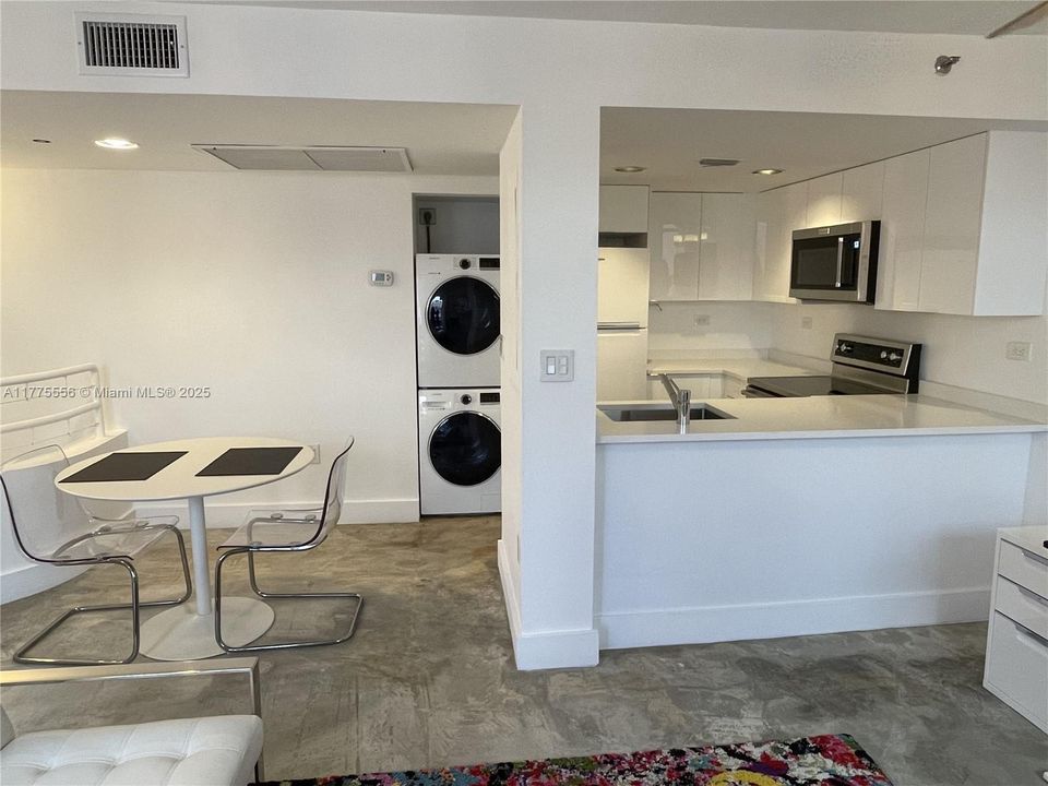 Active With Contract: $410,000 (1 beds, 1 baths, 607 Square Feet)