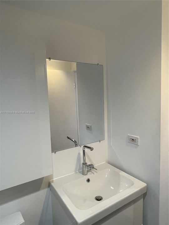 Active With Contract: $410,000 (1 beds, 1 baths, 607 Square Feet)