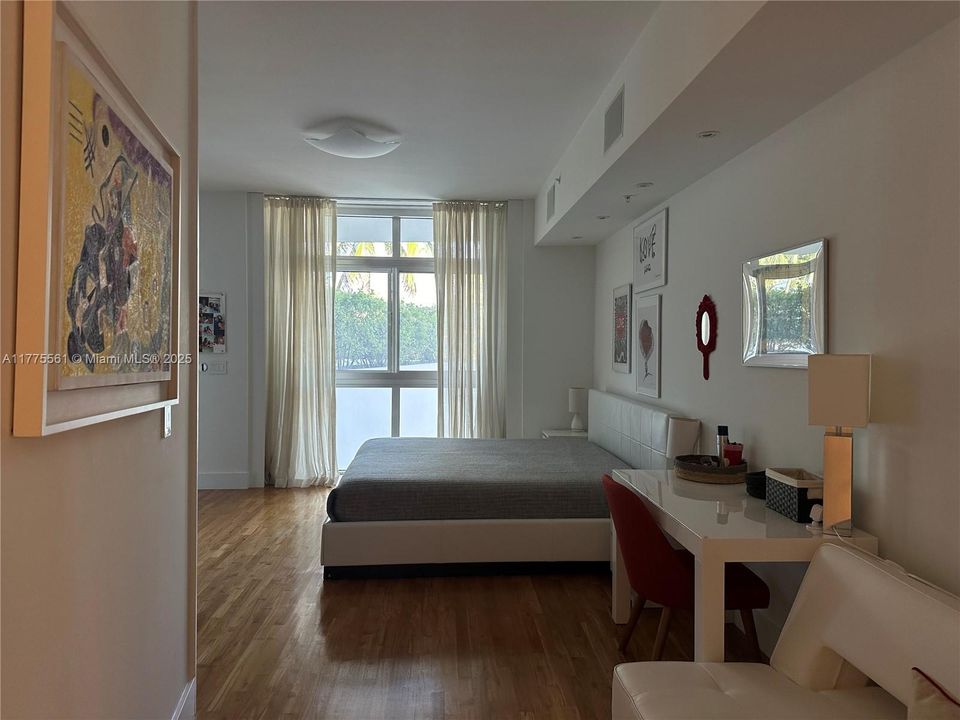 For Sale: $1,140,000 (2 beds, 2 baths, 1450 Square Feet)