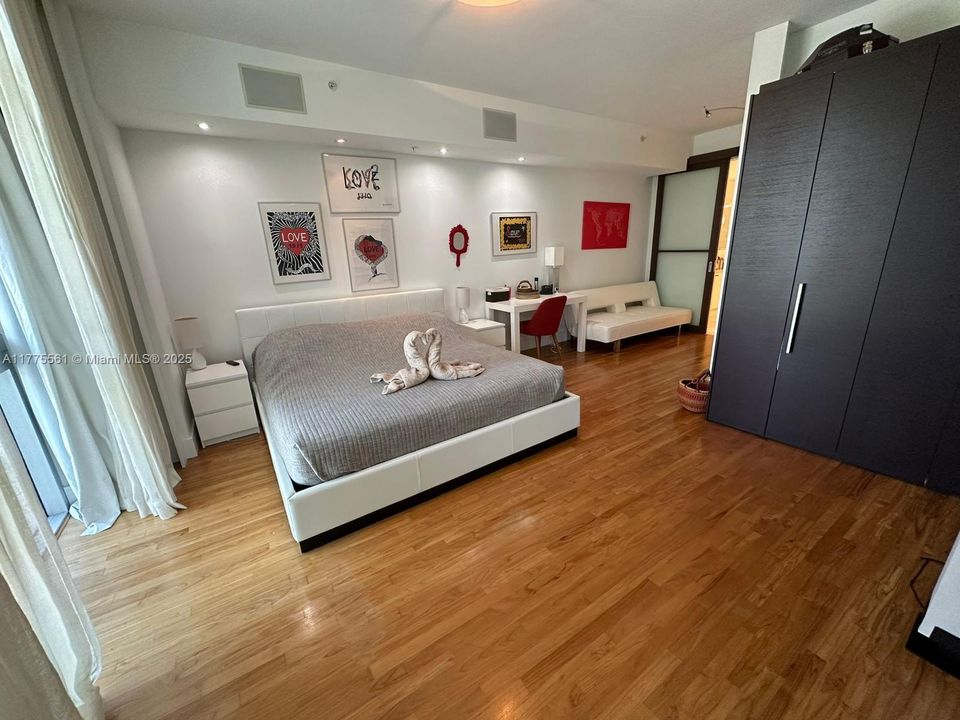 For Sale: $1,140,000 (2 beds, 2 baths, 1450 Square Feet)