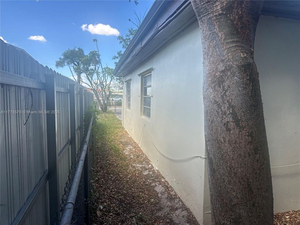 Recently Sold: $299,000 (3 beds, 2 baths, 1012 Square Feet)