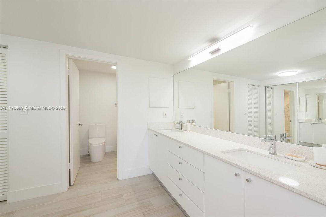 合同活跃: $1,090,000 (2 贝兹, 2 浴室, 1260 平方英尺)