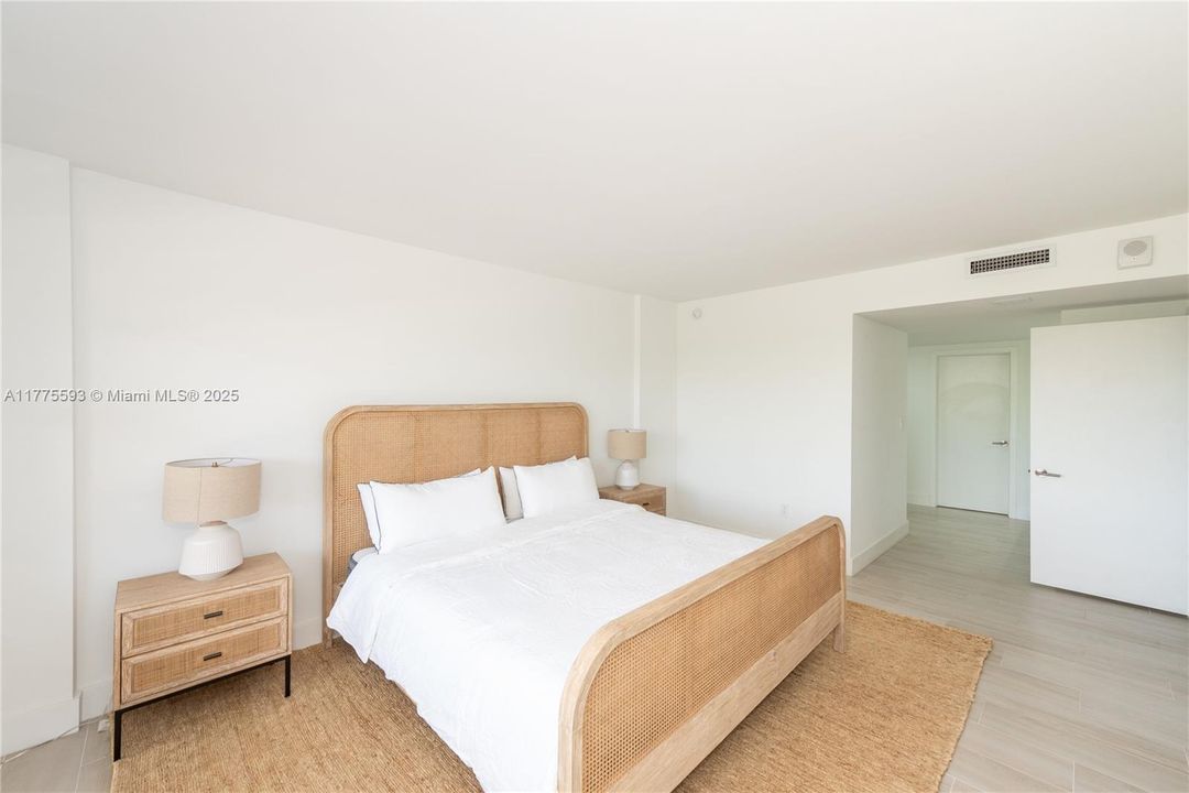 合同活跃: $1,090,000 (2 贝兹, 2 浴室, 1260 平方英尺)