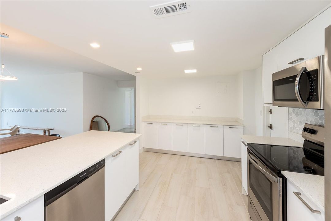 合同活跃: $1,090,000 (2 贝兹, 2 浴室, 1260 平方英尺)