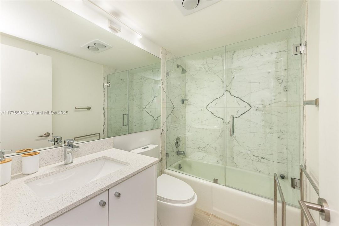 合同活跃: $1,090,000 (2 贝兹, 2 浴室, 1260 平方英尺)