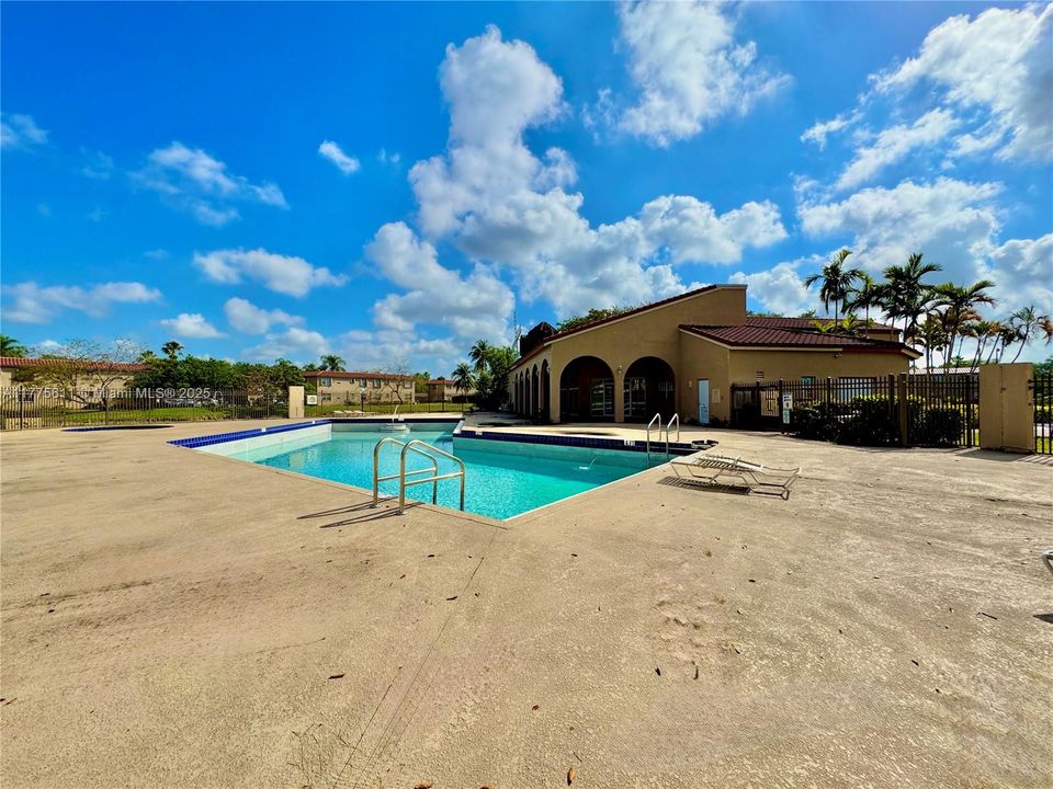 Recently Sold: $199,000 (2 beds, 2 baths, 985 Square Feet)