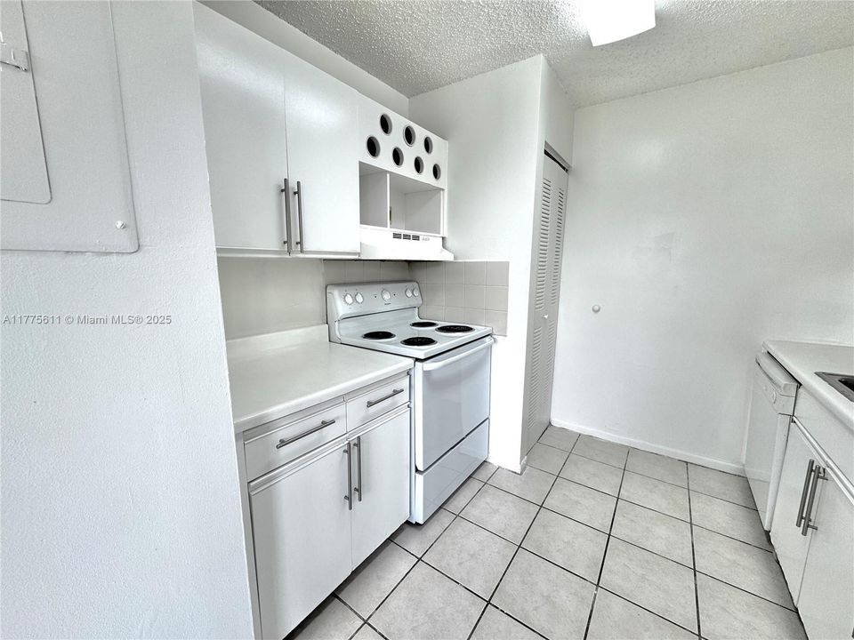 Recently Sold: $199,000 (2 beds, 2 baths, 985 Square Feet)