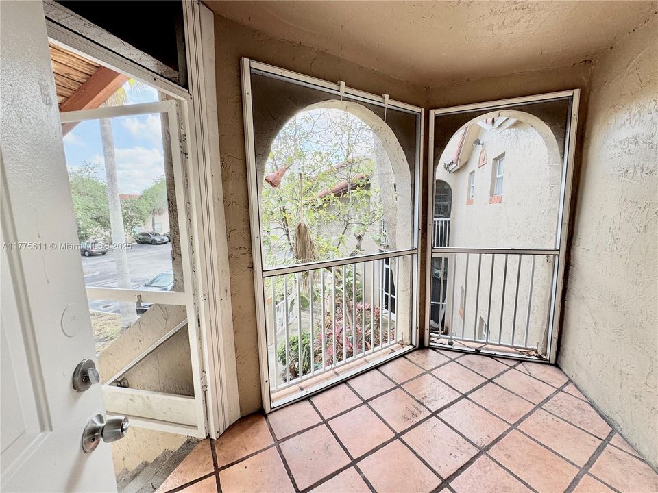 Recently Sold: $199,000 (2 beds, 2 baths, 985 Square Feet)