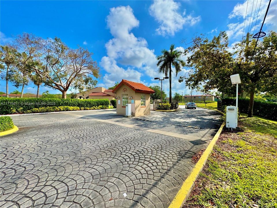 Recently Sold: $199,000 (2 beds, 2 baths, 985 Square Feet)