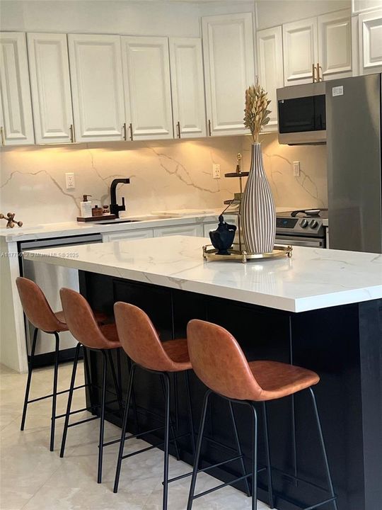 Recently Rented: $5,500 (4 beds, 3 baths, 2013 Square Feet)