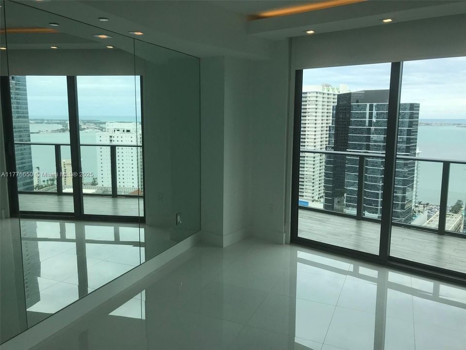 待售: $725,000 (1 贝兹, 2 浴室, 880 平方英尺)