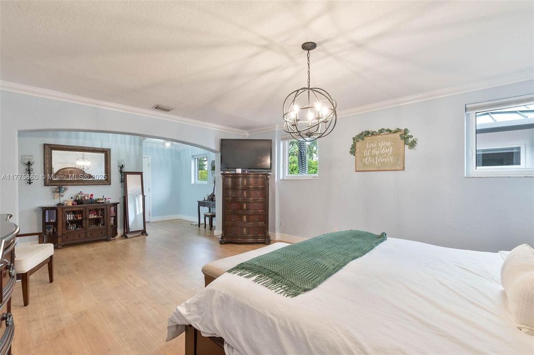 Activo con contrato: $1,095,000 (5 camas, 4 baños, 3366 Pies cuadrados)