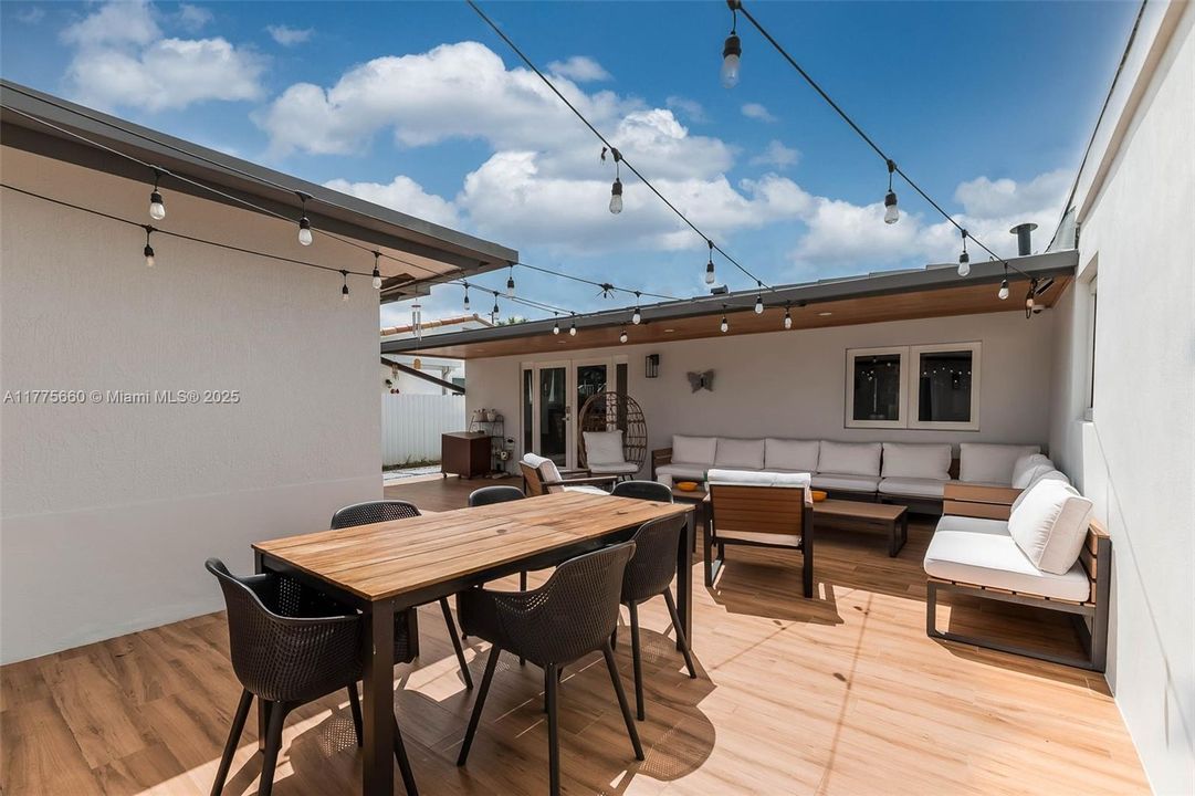 Activo con contrato: $1,095,000 (5 camas, 4 baños, 3366 Pies cuadrados)