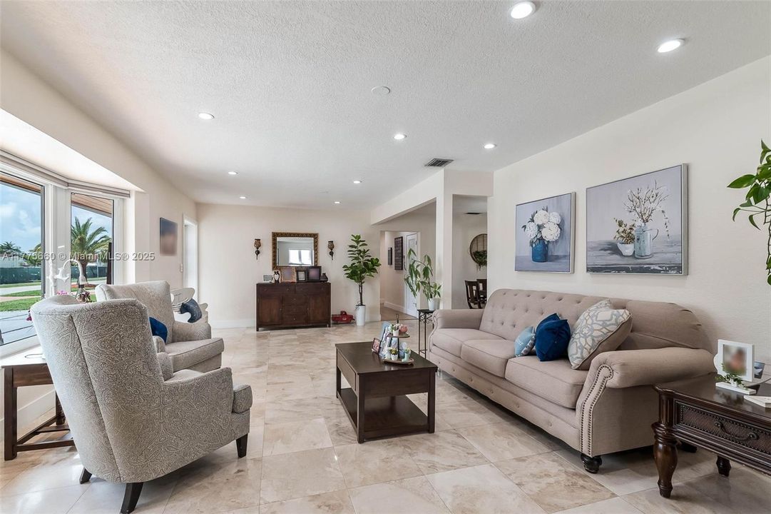 Activo con contrato: $1,095,000 (5 camas, 4 baños, 3366 Pies cuadrados)