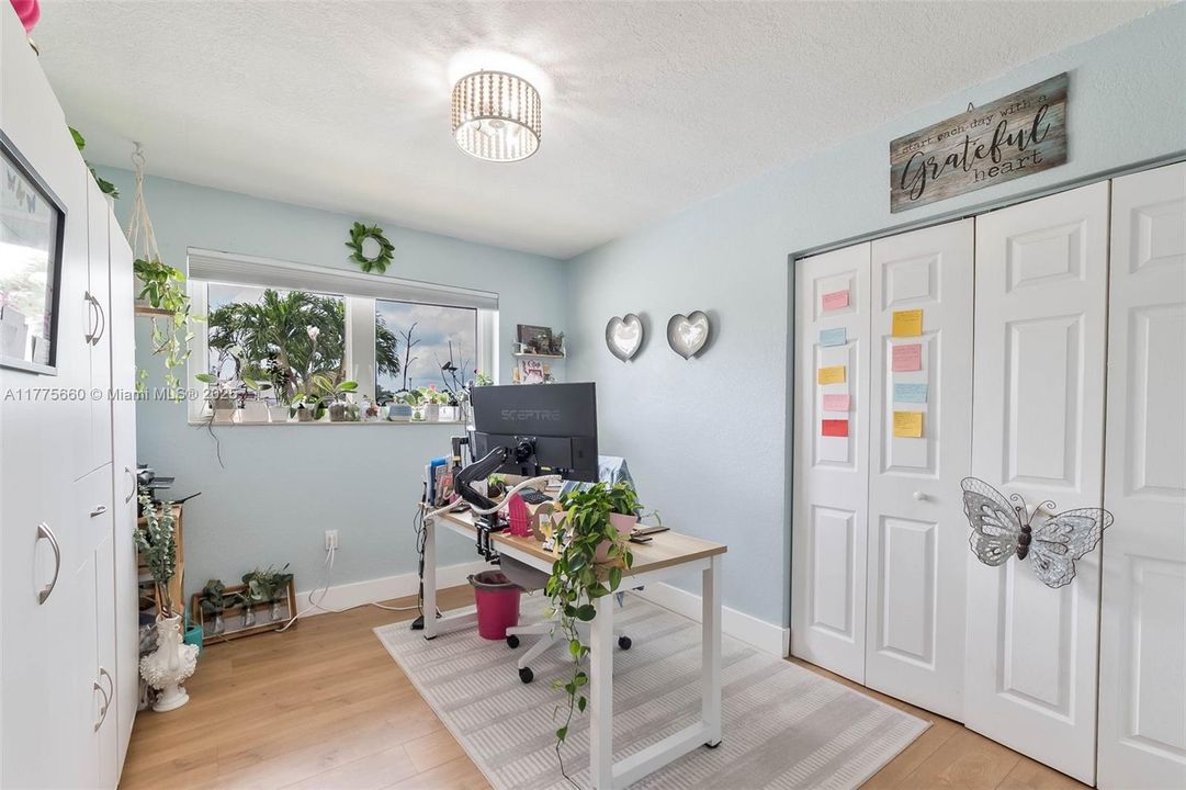 Activo con contrato: $1,095,000 (5 camas, 4 baños, 3366 Pies cuadrados)