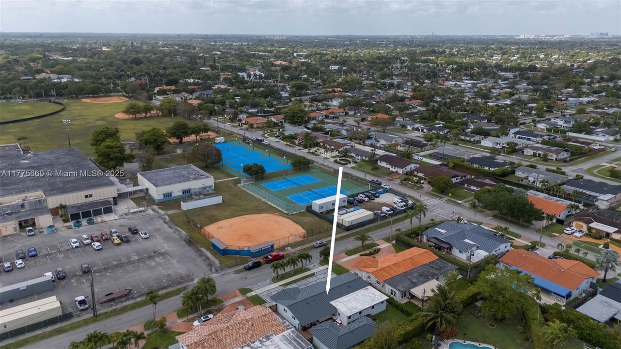 Activo con contrato: $1,095,000 (5 camas, 4 baños, 3366 Pies cuadrados)