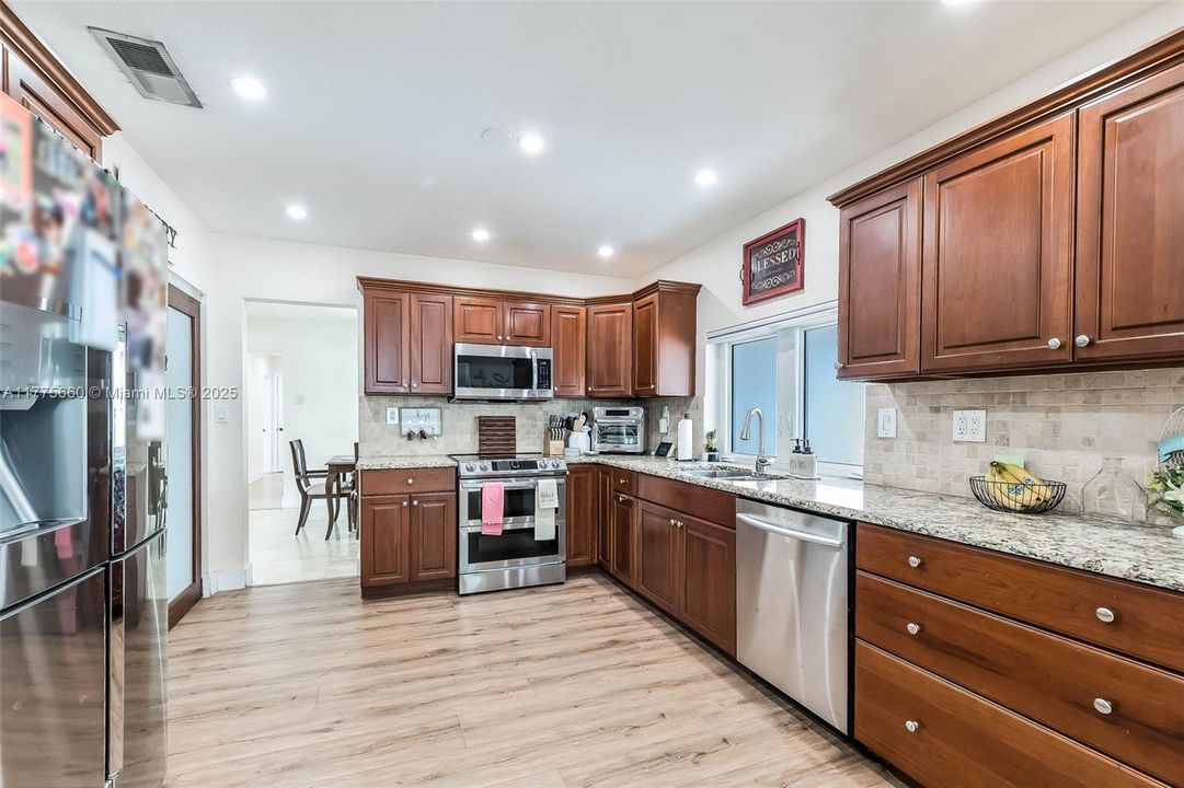 Activo con contrato: $1,095,000 (5 camas, 4 baños, 3366 Pies cuadrados)