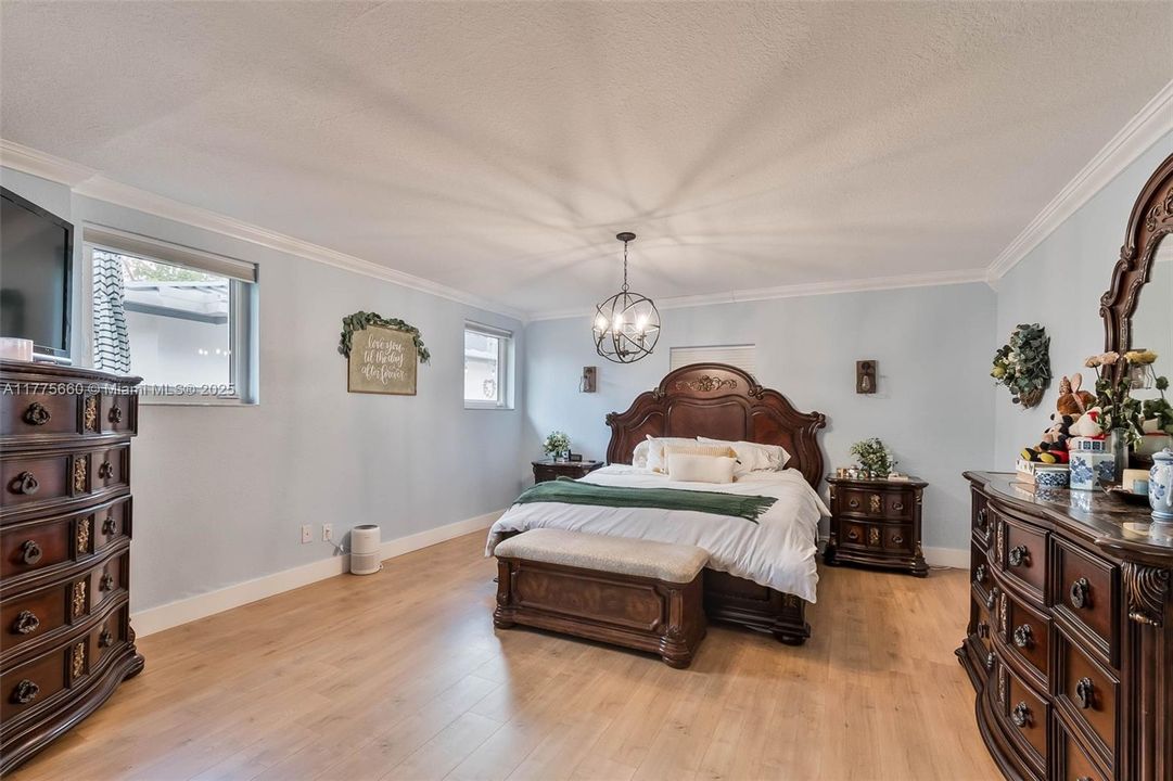 Activo con contrato: $1,095,000 (5 camas, 4 baños, 3366 Pies cuadrados)