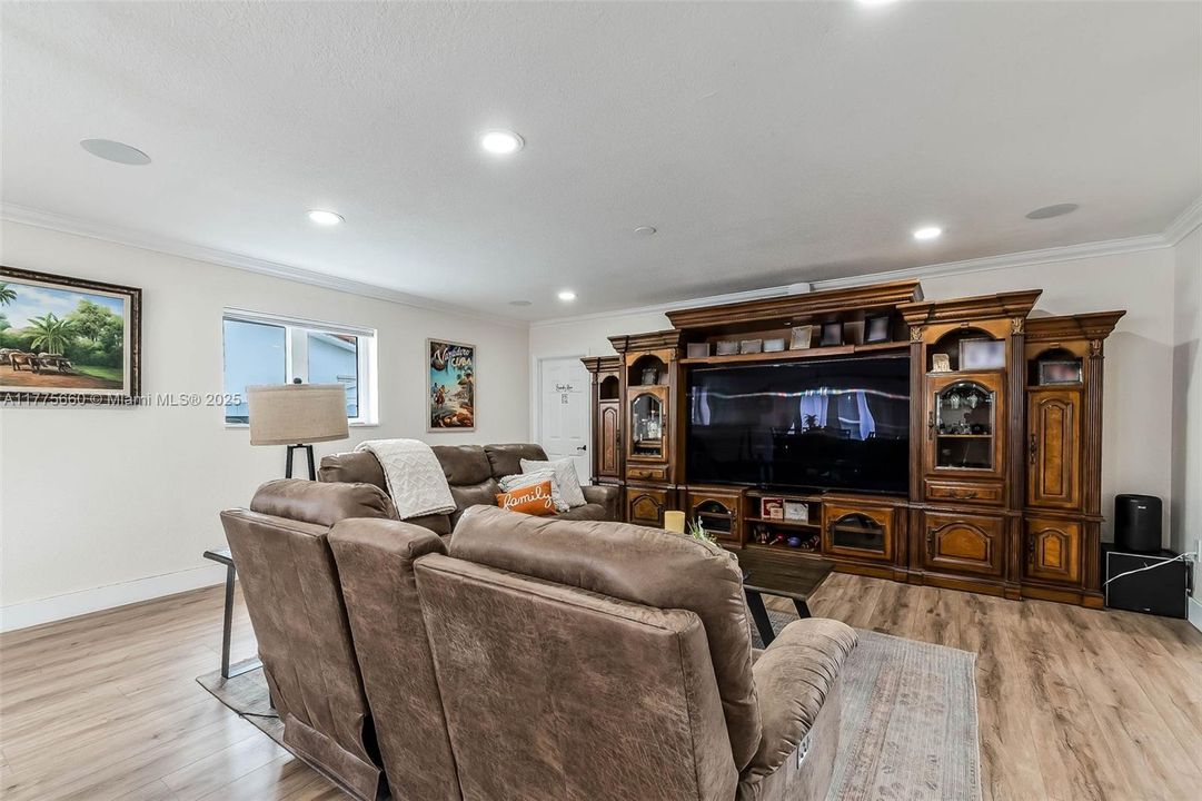 Activo con contrato: $1,095,000 (5 camas, 4 baños, 3366 Pies cuadrados)