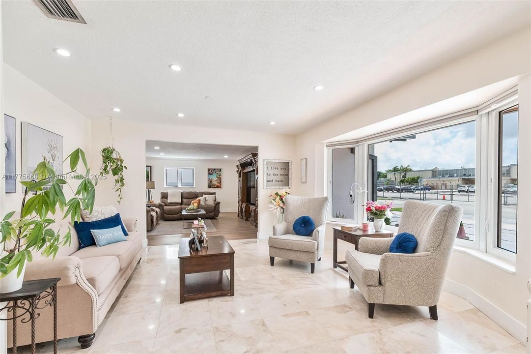 Activo con contrato: $1,095,000 (5 camas, 4 baños, 3366 Pies cuadrados)