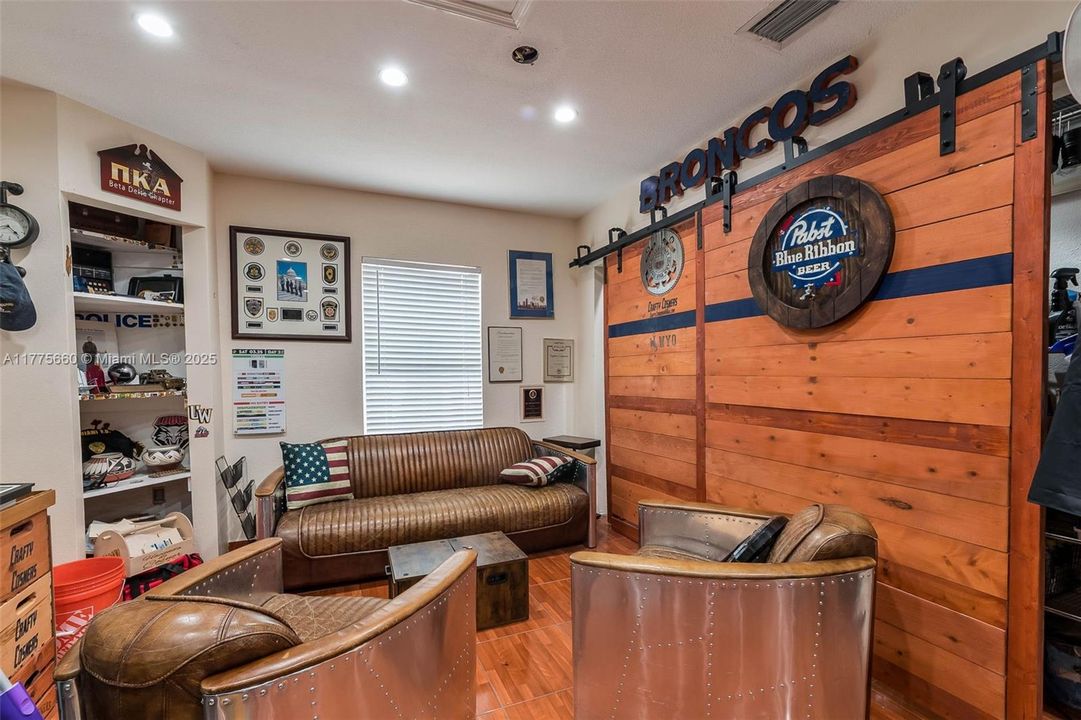 Activo con contrato: $1,095,000 (5 camas, 4 baños, 3366 Pies cuadrados)