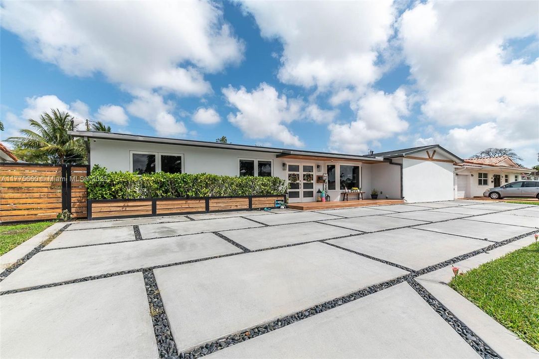 Activo con contrato: $1,095,000 (5 camas, 4 baños, 3366 Pies cuadrados)