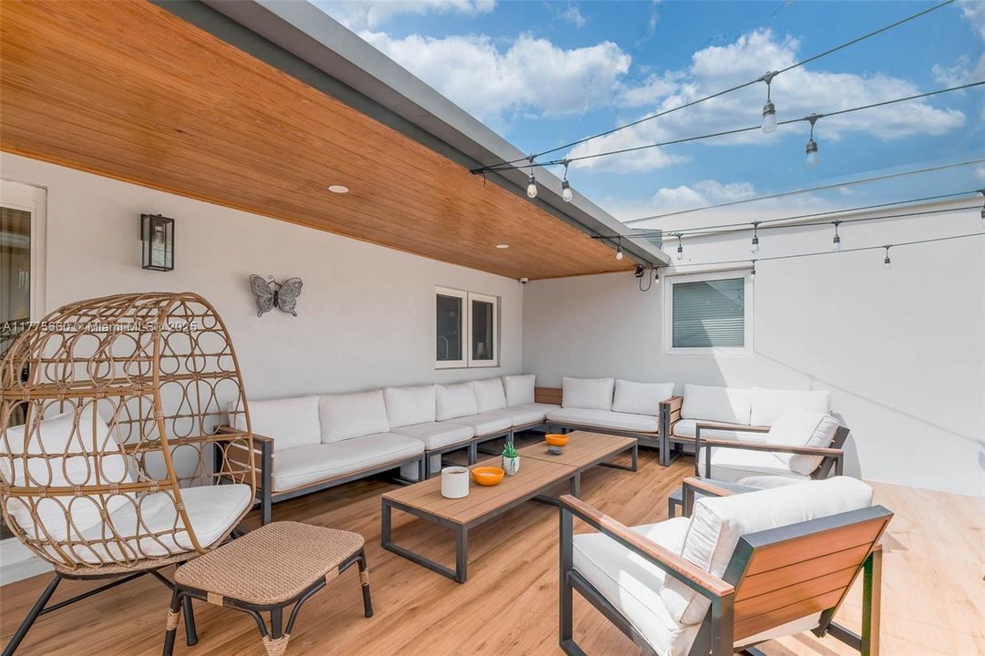 Activo con contrato: $1,095,000 (5 camas, 4 baños, 3366 Pies cuadrados)