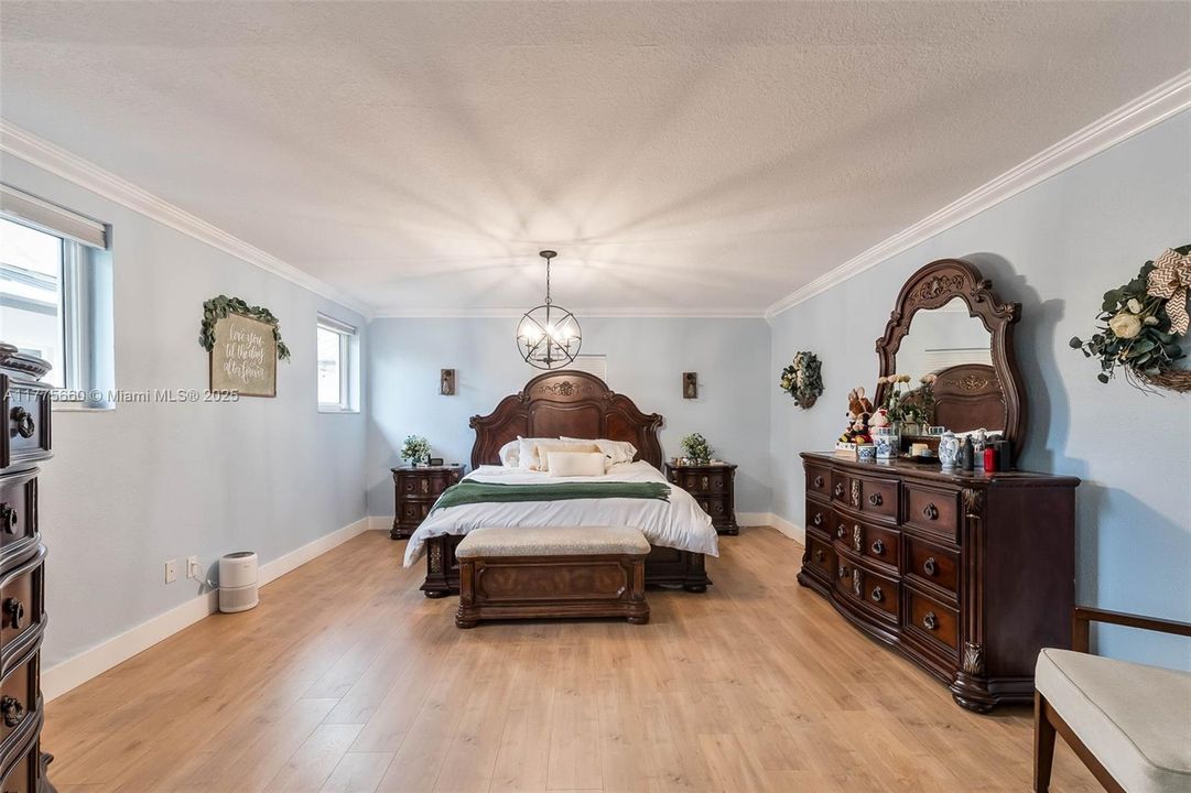 Activo con contrato: $1,095,000 (5 camas, 4 baños, 3366 Pies cuadrados)