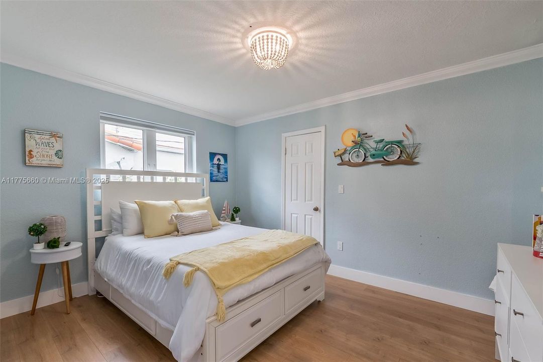 Activo con contrato: $1,095,000 (5 camas, 4 baños, 3366 Pies cuadrados)