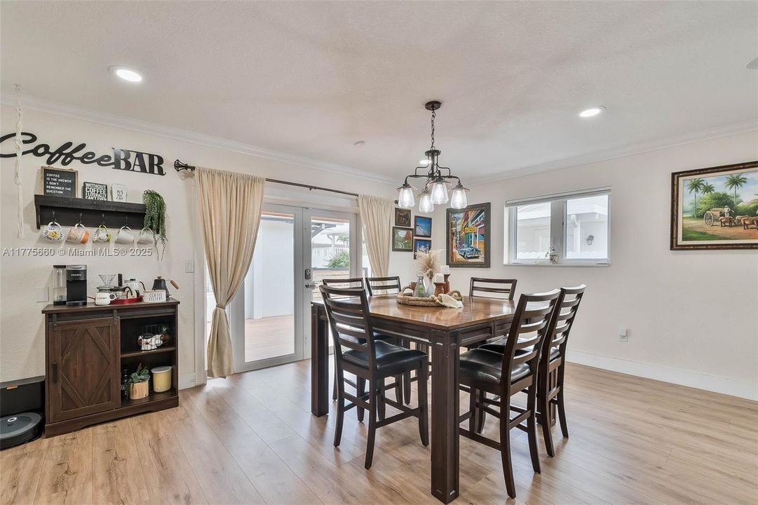 Activo con contrato: $1,095,000 (5 camas, 4 baños, 3366 Pies cuadrados)