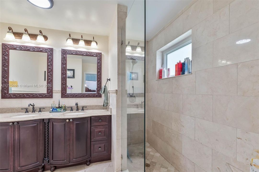 Activo con contrato: $1,095,000 (5 camas, 4 baños, 3366 Pies cuadrados)