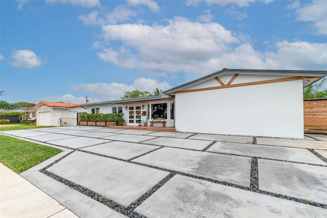 Activo con contrato: $1,095,000 (5 camas, 4 baños, 3366 Pies cuadrados)