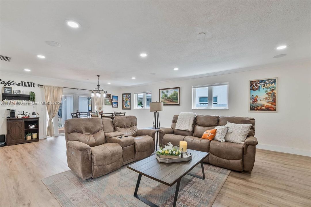 Activo con contrato: $1,095,000 (5 camas, 4 baños, 3366 Pies cuadrados)