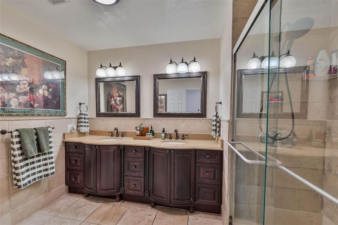 Activo con contrato: $1,095,000 (5 camas, 4 baños, 3366 Pies cuadrados)