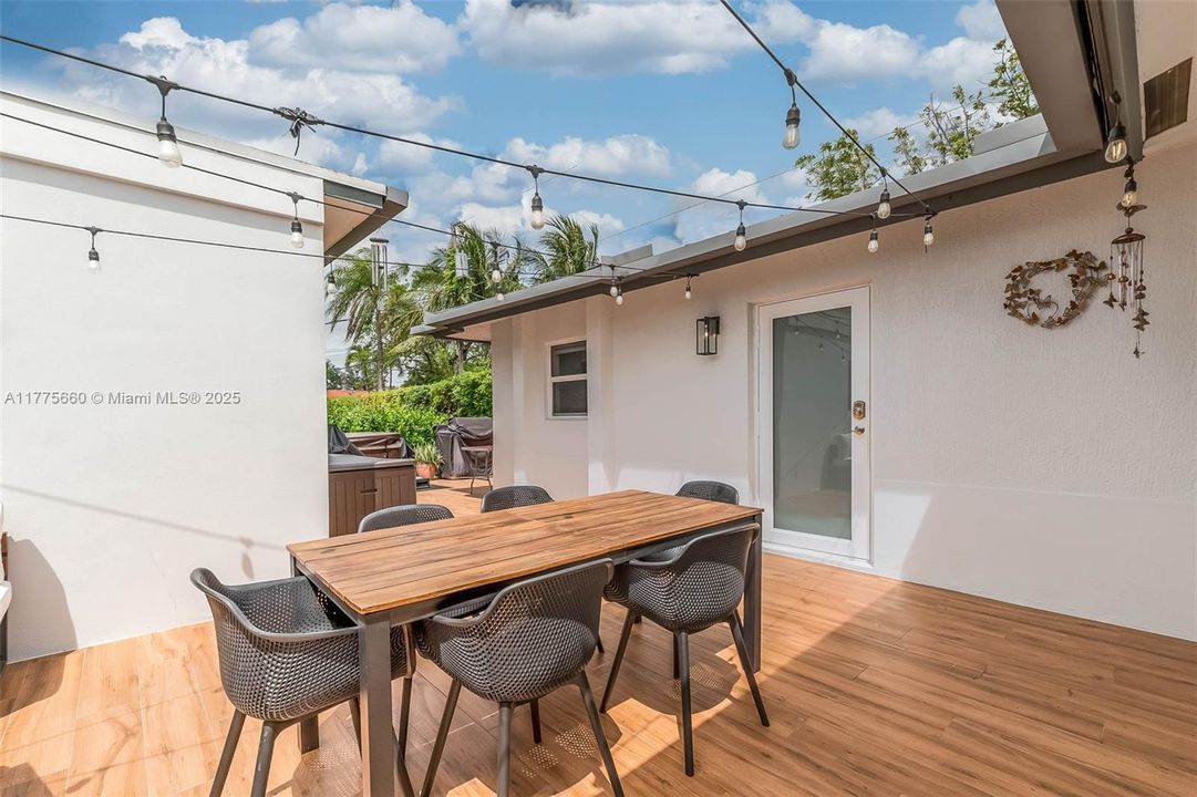 Activo con contrato: $1,095,000 (5 camas, 4 baños, 3366 Pies cuadrados)