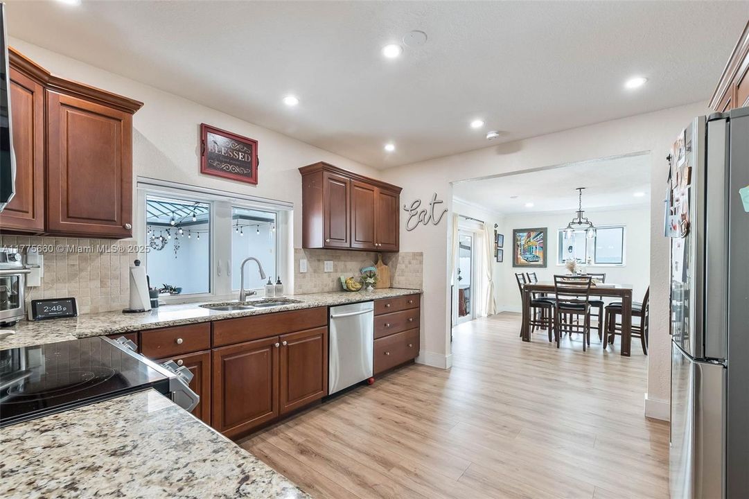 Activo con contrato: $1,095,000 (5 camas, 4 baños, 3366 Pies cuadrados)