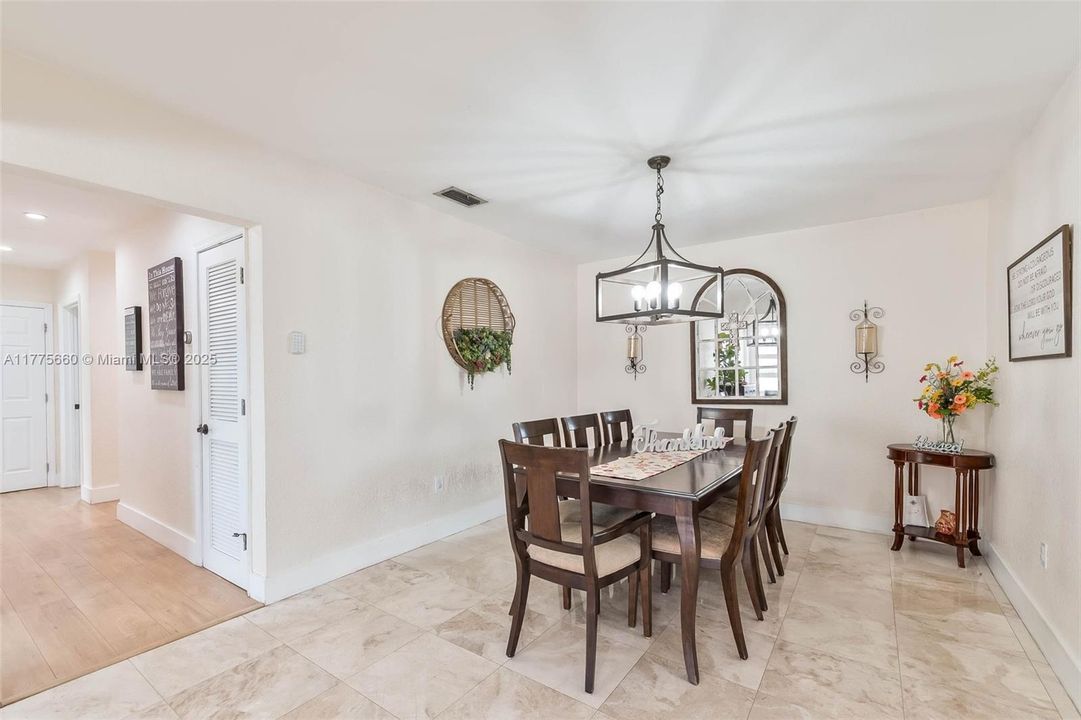 Activo con contrato: $1,095,000 (5 camas, 4 baños, 3366 Pies cuadrados)