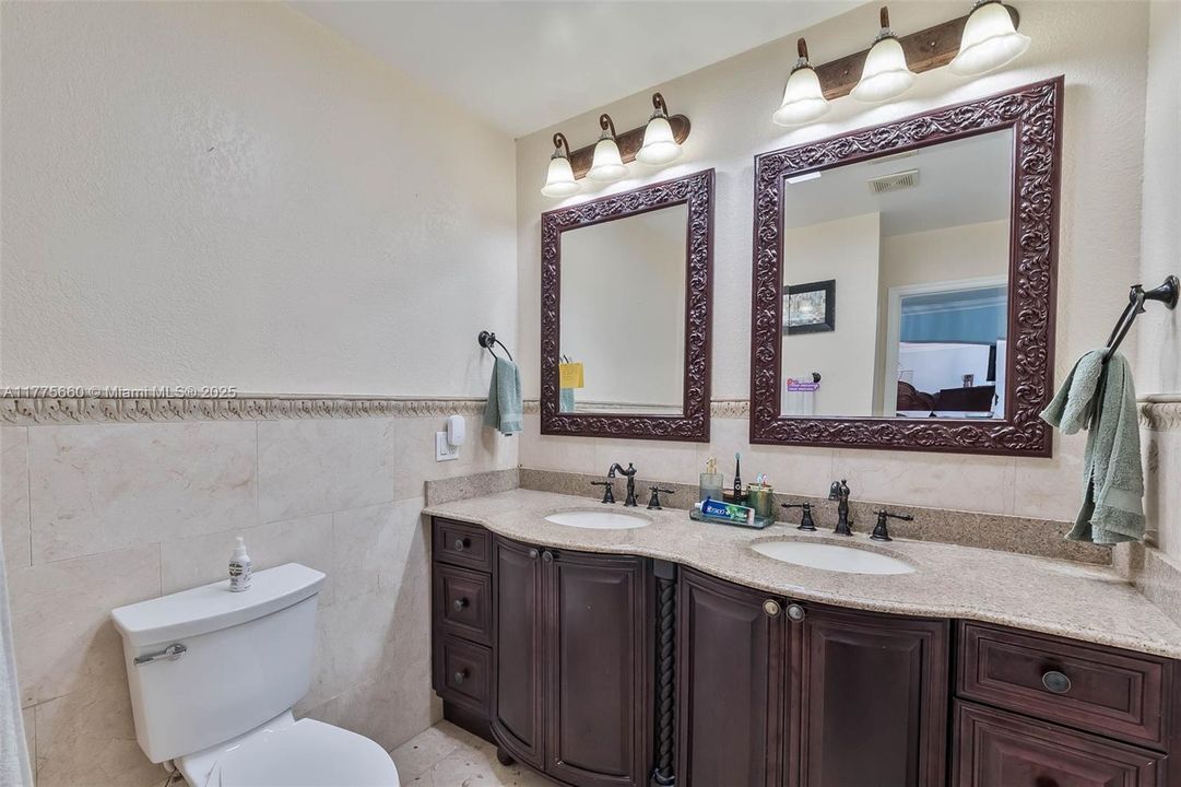 Activo con contrato: $1,095,000 (5 camas, 4 baños, 3366 Pies cuadrados)