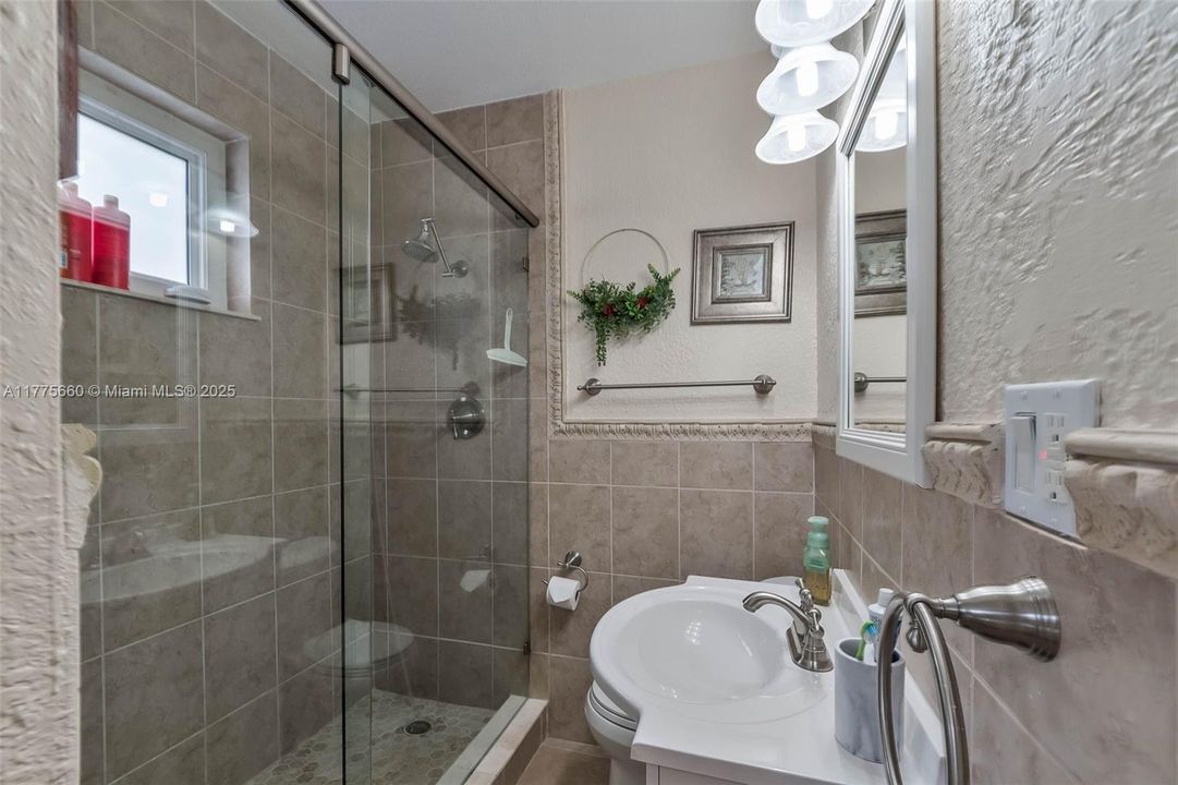 Activo con contrato: $1,095,000 (5 camas, 4 baños, 3366 Pies cuadrados)