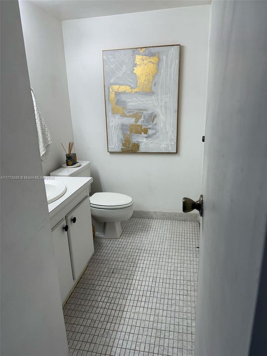 待售: $209,000 (1 贝兹, 1 浴室, 913 平方英尺)