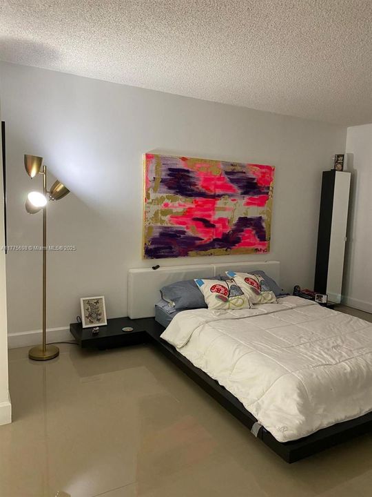 待售: $209,000 (1 贝兹, 1 浴室, 913 平方英尺)