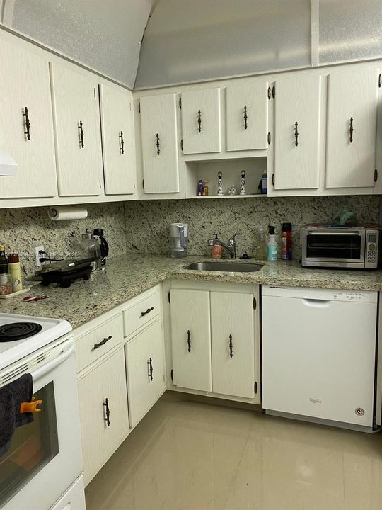 待售: $209,000 (1 贝兹, 1 浴室, 913 平方英尺)