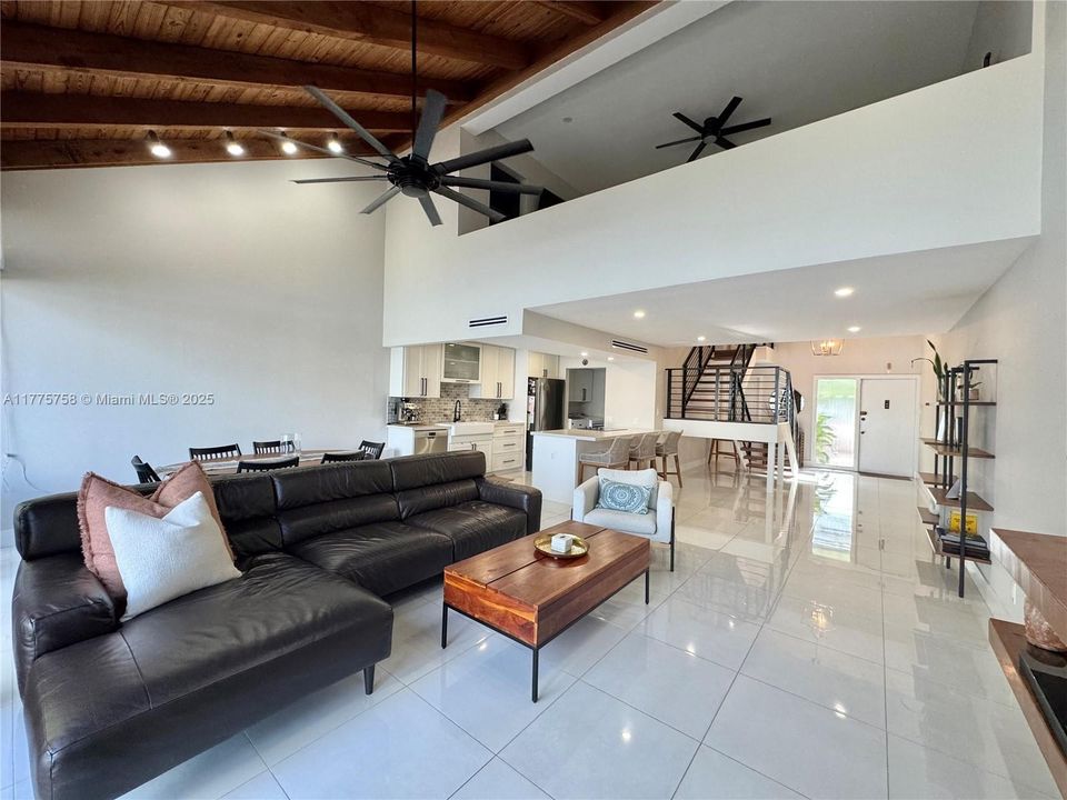 Недавно арендовано: $3,500 (3 спален, 3 ванн, 1686 Квадратных фут)