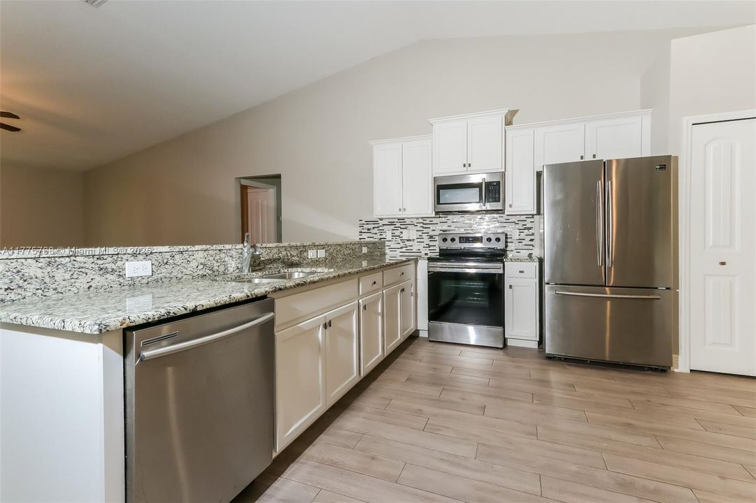 Recientemente alquilado: $2,570 (4 camas, 2 baños, 1880 Pies cuadrados)