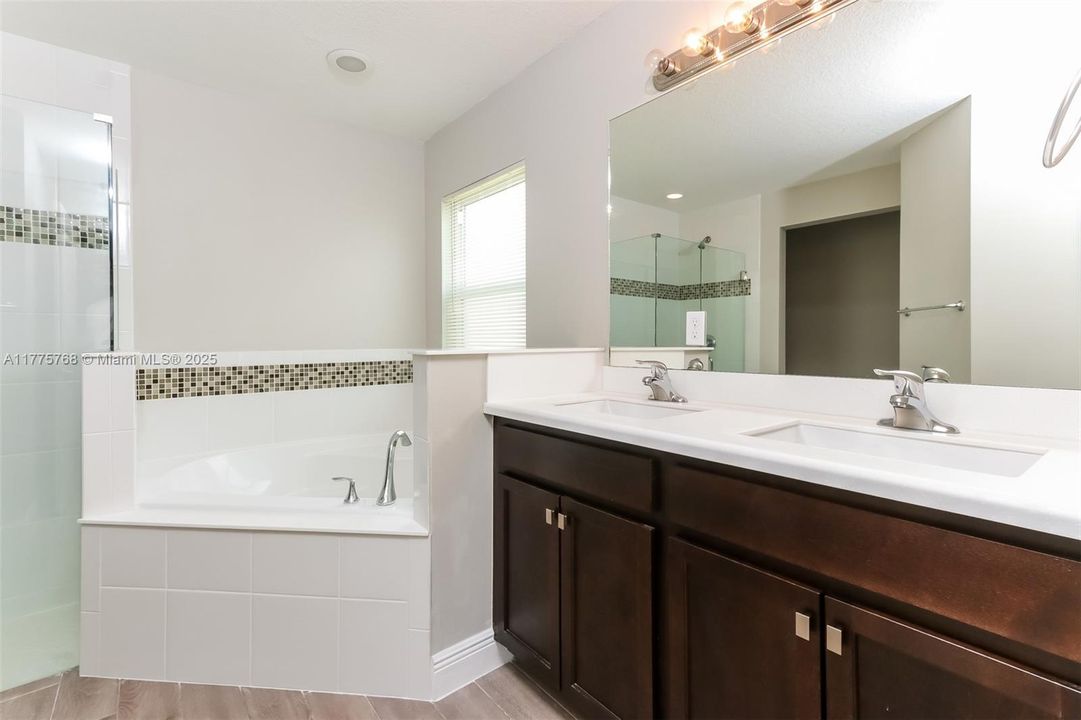 Recientemente alquilado: $2,570 (4 camas, 2 baños, 1880 Pies cuadrados)