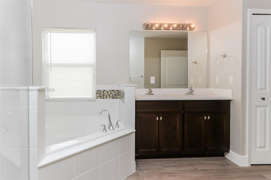 Recientemente alquilado: $2,570 (4 camas, 2 baños, 1880 Pies cuadrados)