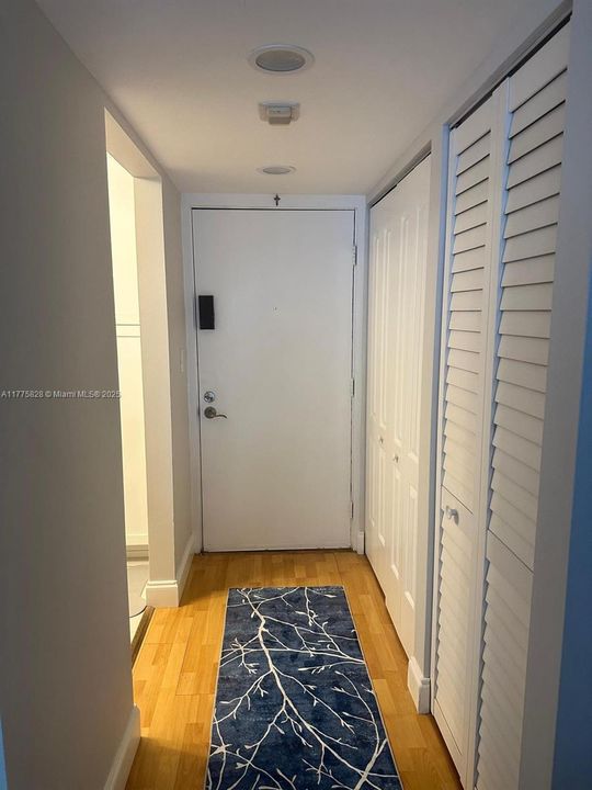 Под контрактом: $295,000 (2 спален, 2 ванн, 983 Квадратных фут)